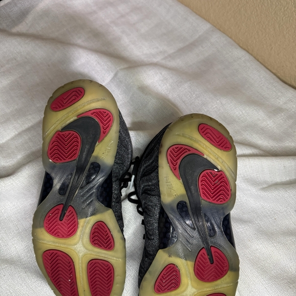 Nike Black and Gray Sneakers - Picture 5 of 9